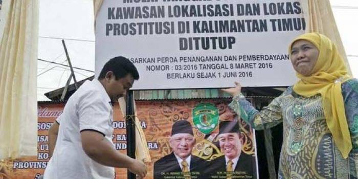 Menteri Sosial Khofifah Indar Parawansa secara simbolis melakukan penutupan lokalisasi serentak se-Kaltim, yang dilangsungkan di Bayur, Samarinda, Rabu (1/6). 