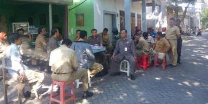 Kepala BLH, Sumarno ketika memberikan pengarahan anak buahnya tentang penilain Adipura 2015. (syuhud/BANGSAONLINE)