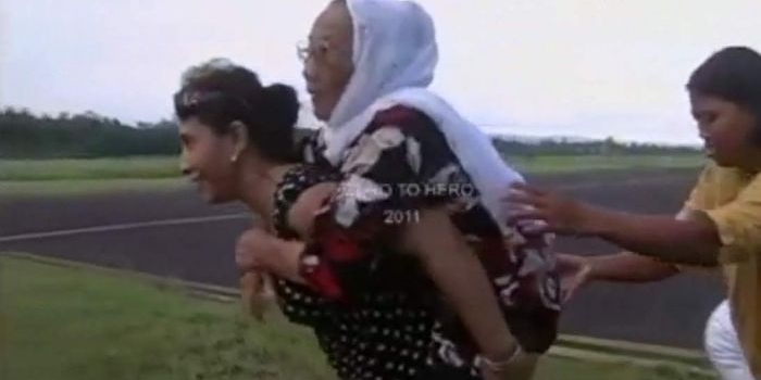 Menteri Kelautan dan Perikanan Susi Pudjiastuti saat menggendong ibunya menuju helikopter.