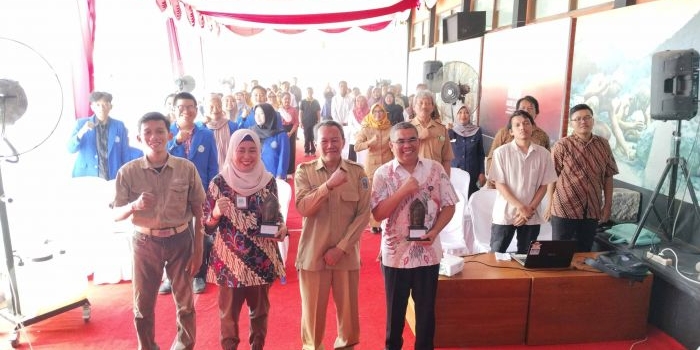 Kabid Kebudayaan Disporabudpar Nganjuk, Amin Fuadi saat foto bersama para narasumber dan peserta Seminar Museum