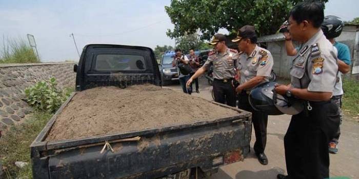 Pick up langsung diamankan polisi setelah kepergok mengangkut pasir, keluar dari area pertambangan pasir Megaluh. foto: RONY S/ BANGSAONLINE
