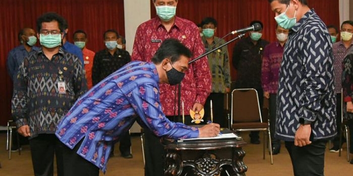 Apip Permana, Kepala Dinas Kominfo saat menandatangani berita acara disaksikan oleh Wali Kota Kediri Abdullah Abu Bakar. (foto: ist)