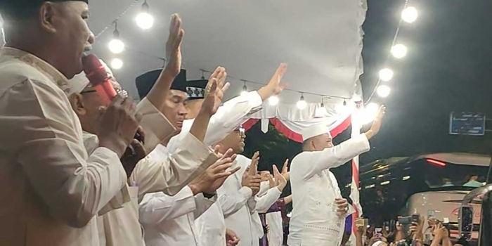 Bupati Sampang ketika melepas keberangkan 618 CJH ke Tanah Suci.