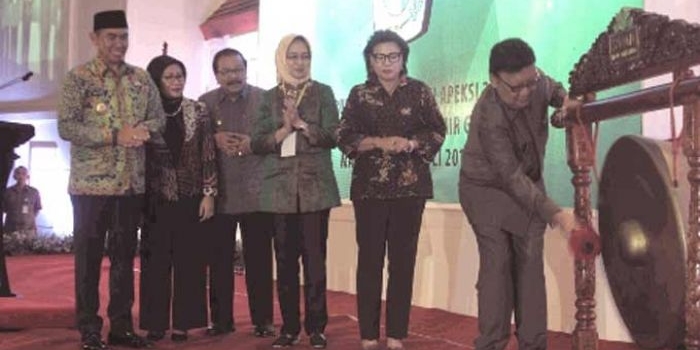 Mendagri, Tjahjo Kumolo menabuh gong tanda dimulainya Rakrenas Apeksi XII yang diadakan di Kota Malang, Rabu (19/7).