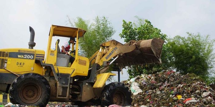 Alat berat saat meratakan sampah di TPA Sekoto. Foto: Ist