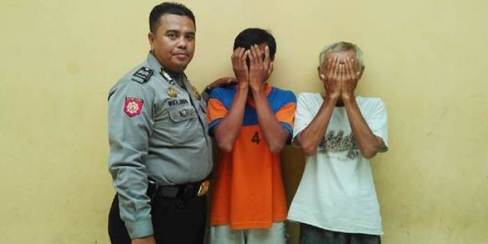 Dua tersangka saat diamankan di Mapolsek Taman, Sidoarjo. foto: catur andy/ BANGSAONLINE