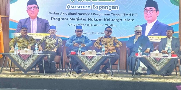 DARI KIRI: Dr Achmad Rubaie, Dr Afif Zamroni,  Prof Dr Romdoni Wahyu Sururie,  Prof Dr Ahmad Tholabi Kharlie,  Syaikh Faraj Salim dan Dr Zkaria Muhtadi, dalam acara pembukaan Asesmen Lapangan Badan Akreditasi Nasional Perguruan Tinggi (BAN-PT) Program Magister Hukum Keluarga Islam Universitas KH Abdul Chalim (UAC) Pacet Mojokerto Jawa Timur, Sabtu (23/5/2026). Foto: MMA/bangsaonline
