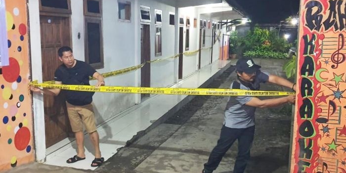 Rumah karaoke di Desa Pagergunung, Kecamatan Kesamben, Kabupaten Blitar yang digerebek polisi dipasang police line.