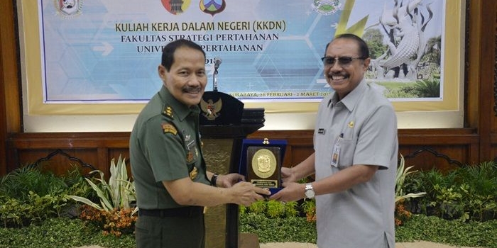 Foto: Sekdaprov Jatim menyerahkan cinderamata kepada Rektor Unhan dalam rangka Kuliah Kerja Dalam Negeri (KLDN).
