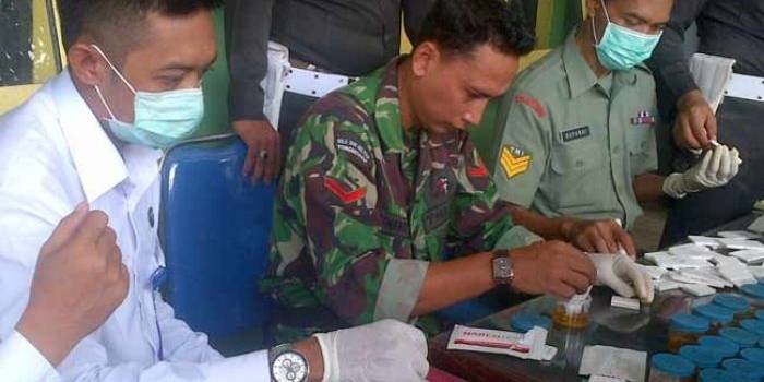 Kodim 0827 Kabupaten Sumenep saat melakukan tes urine anggotanya. foto: rahmatullah/ BANGSAONLINE