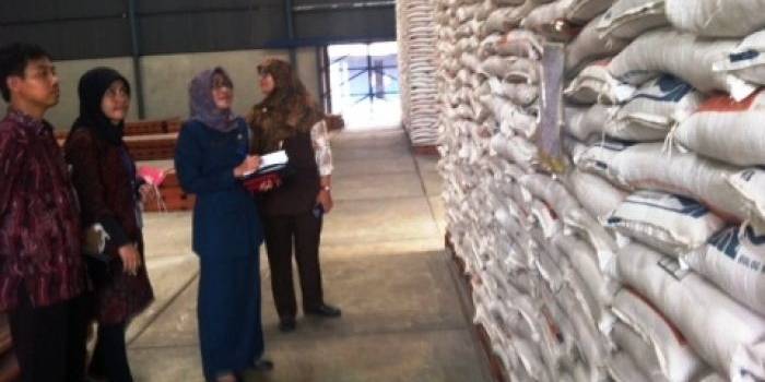 Kepala Disperindag Yetty Sisworini bersama petugas Bulog saat mengecek ketersediaan beras di gudang Bulog. (Arif Kurniawan/BangsaOnline.com)