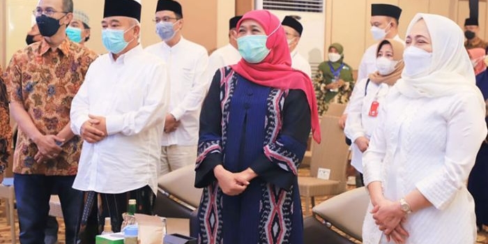 DARI KIRI: Adik Dwi Putranto, Prof. Dr. KH. Asep Saifuddin Chalim, M.A., Gubernur Jatim Khofifah Indar Parawansa, dan Bupati Bojonegoro Ana Muawanah. foto: IST./ BANGSAONLINE.com 