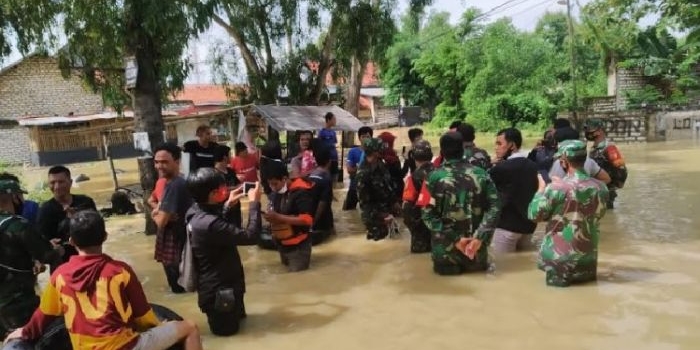 
Situasi evakuasi jenasah korban tersengat aliran listrik di desa Laden Pamekasan. 