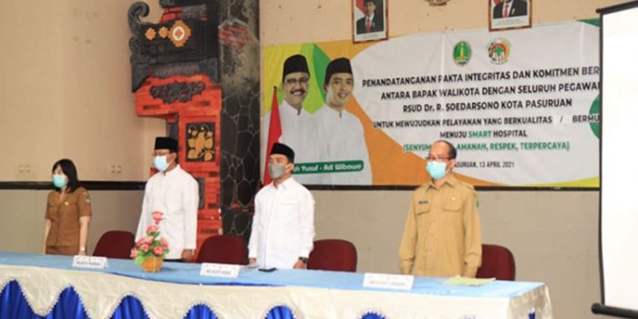 Wali Kota Pasuruan Saifullah Yusuf (Gus Ipul) melakukan penandatanganan pakta integritas dan komitmen bersama dokter dan seluruh pegawai RSUD dr. R. Soedarsono Kota Pasuruan, di aula lantai 2 RSUD setempat, Selasa (13/4/2021). (foto: ARDIANZAH/ BANGSAONLINE)