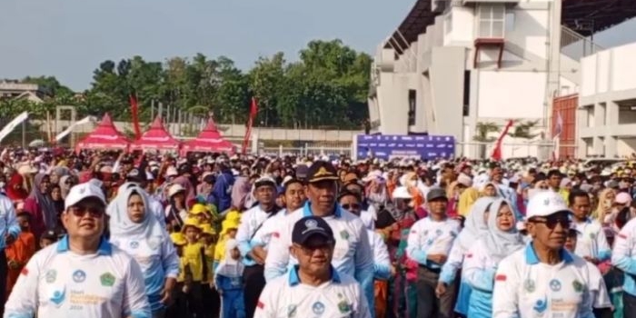 dihadiri-mendikdasmen-puluhan-siswa-pingsan-saat-senam-anak-indonesia-sehat-di-pamekasan