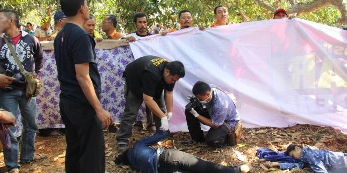 IDENTIFIKASI. Petugas tim indentifikasi ketika melakukan olah TKP. foto : syuhud/bangsaonline

