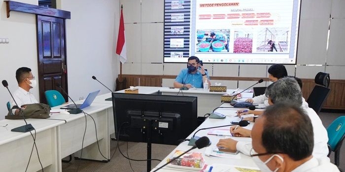 Bupati Kediri Hanindhito Himawan Pramana (tengah) saat memimpin rapat. foto: ist.