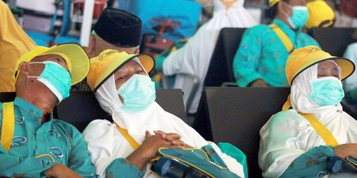 ILUSTRASI: Calon Jamaah Umroh tertidur saat menunggu kepastian berangkat ke Tanah Suci Mekah di Terminal 3 Bandara Soekarno Hatta, Tangerang, Banten, Kamis (27/2/2020). Foto: Antara/ Muhammad Iqbal