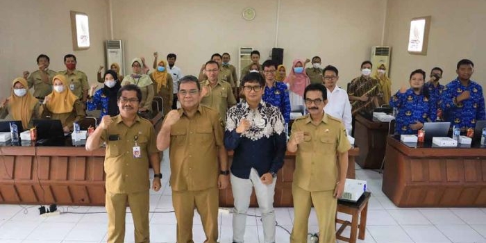 Kepala Diskominfo Kota Kediri, Apip Permana (kanan), bersama Sekdakot Kediri, Bagus Alit (nomor 2 dari kiri), dam acara Asistensi Pendampingan Teknis Operasional Aplikasi E-Office dan E-Office Desa. Foto: Ist