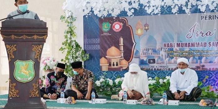 Bupati Sumenep, Achmad Fauzi, S.H., M.H. pada peringatan Isra Mikraj Nabi Muhammad SAW Tahun 1442 Hijriah/2021 Masehi secara virtual di Masjid Sumekar, Jum’at (26/03/21).