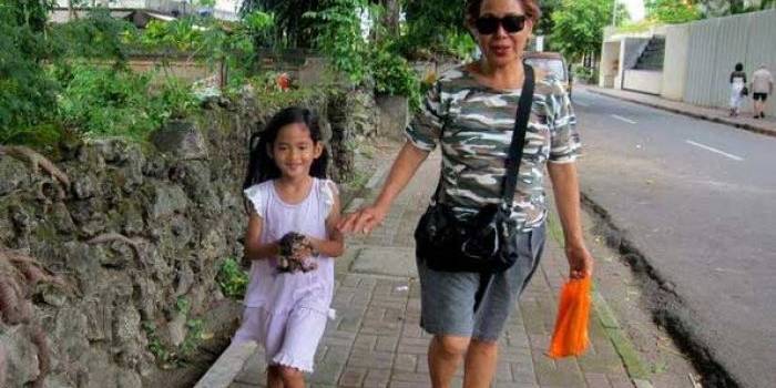 Engeline dan ibu angkatnya semasa hidup sebelum akhirnya ditemukan meninggal di dekat kandang ayam. 