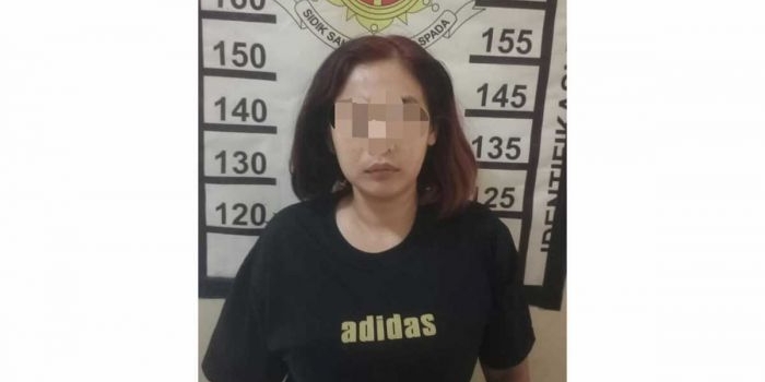 Pelaku penipuan saat diamankan petugas di Mapolsek Taman, Sidoarjo.
