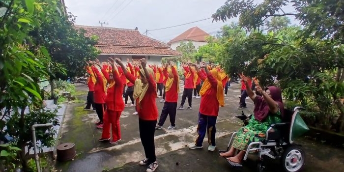  Ibu lansia Desa Sangen yang rutin ikut senam