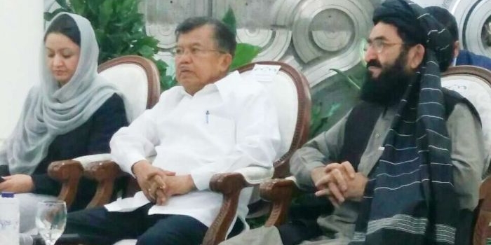Wapres Jusuf Kalla didampingi Roya Rahmani Duta Besar Afghanistan untuk Indonesia (kiri) dan Abdul Haq Mujahid, Duta Besar Afghanistan untuk PBB (kanan) di Istana Wapres Jakarta.