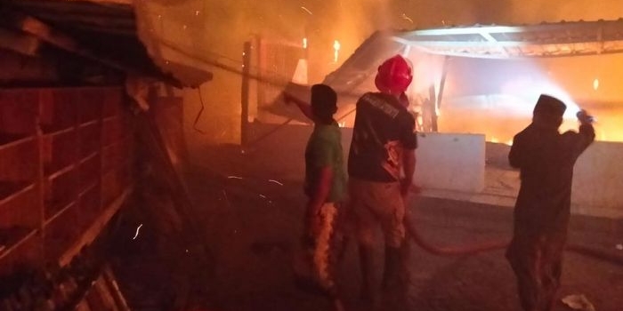 kebakaran-hebat-hanguskan-asrama-ponpes-al-miftah-panyeppen-400-santri-dipulangkan