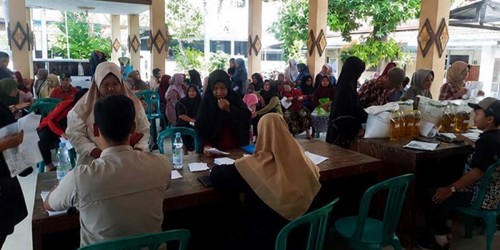 Penyaluran bantuan pangan yang dilakukan Bulog Mojokerto.