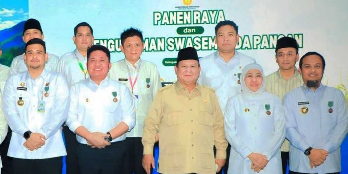 gubernur-khofifah-terima-satyalancana-wira-karya-jatim-kukuhkan-swasembada-pangan-nasional