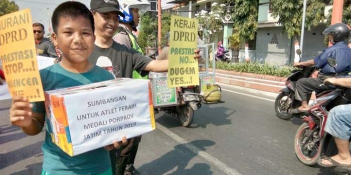 Sejumlah atlet dari berbagai cabang olahraga (cabor) di Kota Mojokerto mengelar aksi unjuk rasa, Kamis, (22/8) di depan kantor pemkot setempat. Mereka juga menggalang koin dari pengguna jalan untuk keperluan atlet. 