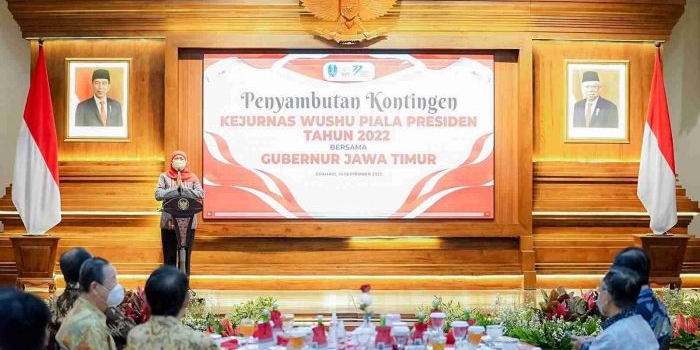 Gubernur Jawa Timur ketika sambutan dalam menerima altel yang ikut dalam kejurnas wushu tahun 2022 di gedung Negara Grahadi. 