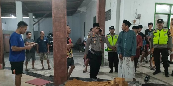 Polisi saat tiba di musala TKP prian asal Pacitan ditemukan tewas