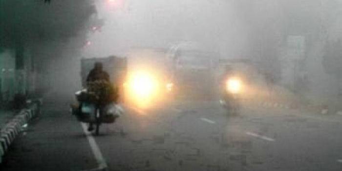 ?

Kabut tebal yang hampir tiap pagi dini menyelimuti By Pass Mojokerto. foto:gunadhi/BANGSAONLINE