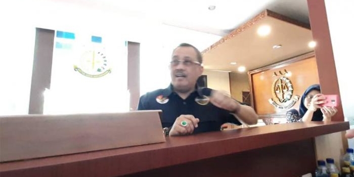Armuji saat tiba di lobi Kejati Jatim untuk memenuhi pemeriksaan terkait kasus korupsi PT. YKP. foto: tribunnews