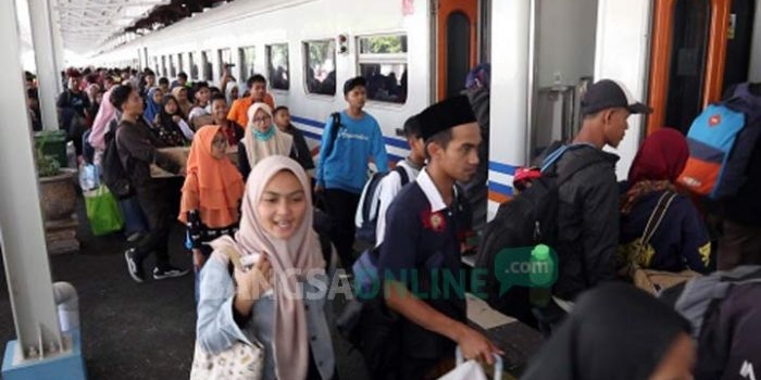 Para santri bersiap menaiki kereta. foto: RONY S/ BANGSAONLINE