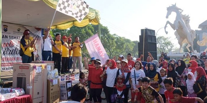 Kapolresta Sidoarjo Kombespol Zain Dwi Nugroho saat memberangkatkan gerak jalan.
