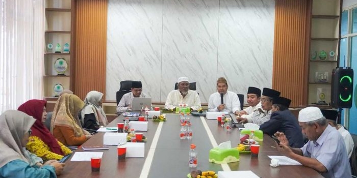 Ketua Umum MUI Gresik, KH. Ainur Rofiq Thoyyib, bersama pimpinan komisi ketika menggelar work session. Foto: Ist
