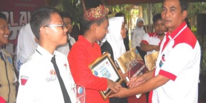 SANG JUARA – Kepala BNN Sidoarjo AKBP Supriyanto menyerahkan piala pada juara peserta Aksi Sekolah Bersih Narkoba 2014, di Pendapa Delta Nugraha, Selasa (25/11/2014). Foto: musta’in/BangsaOnline