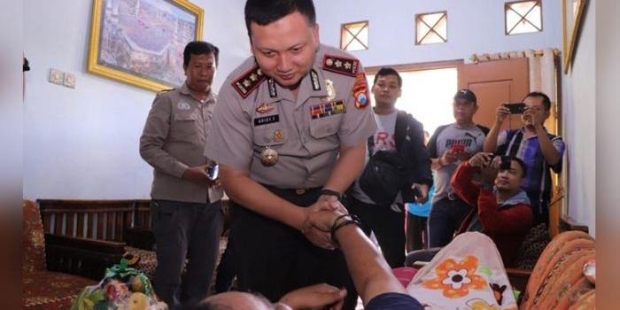 Kapolres Ponorogo AKBP Arief Fitrianto saat membesuk wartawan senior Ponorogo Supriyadi di kediamannya.