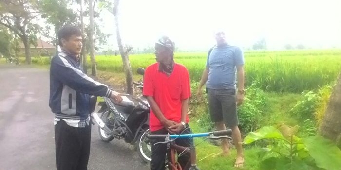 Kanijan saat dihentikan perjalanannya oleh Unit Reskrim Polsek Bringin, Ngawi.
