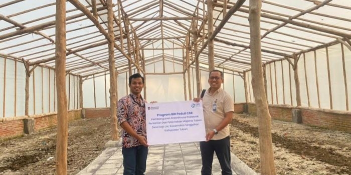 Branch Manager BRI Tuban, M. Ismail Fahmi (Kanan) simbolis menyerahkan Greenhouse di Kampus Mapena Singgahan. Foto: bangsaonline