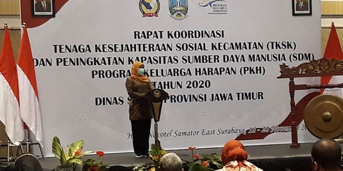 Gubernur Khofifah saat memberi sambutan pada Rakor TKSK dan Peningkatan Kapasitas SDM Program Keluarga Harapan 2020 Dinsos Jatim di Hotel Novotel Samator Surabaya. (foto: DIDI ROSADI/ BANGSAONLINE)