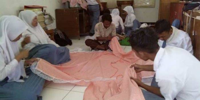 SAMBUT MEA: Para siswa tampak sibuk berlatih mendesain baju dan taplak meja. foto: suwandi/ BANGSAONLINE