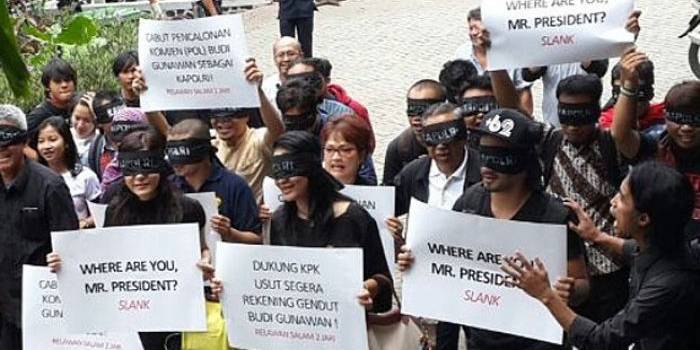 Aksi relawan "Salam 2 Jari" yang memprotes pencalonan Kapolri Komisaris Jenderal Budi Gunawan di Gedung KPK, Jakarta, 15 Januari 2015. Hari ini DPR menggelar sidang paripurna penetapan Calon Kapolri Budi Gunawan. TEMPO/Arif Zulkifli