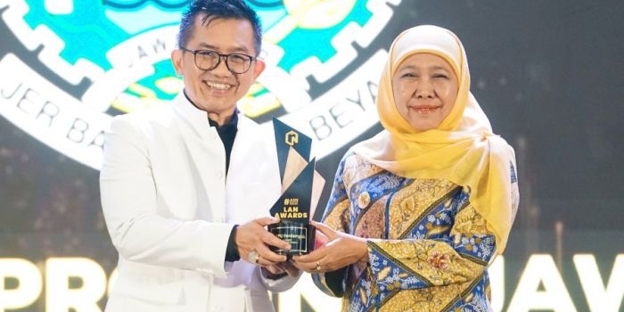 borong-tiga-penghargaan-gubernur-jatim-dinobatkan-jadi-transformational-leader-di-lan-awards-2025