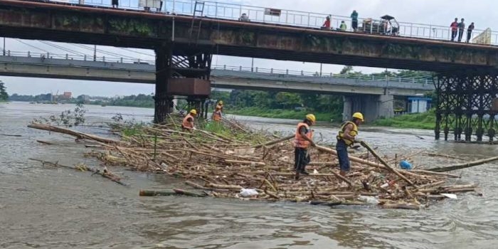 bpbd-dan-tim-gabungan-bersihkan-sampah-di-jembatan-lama-kota-kediri-untuk-cegah-kerusakan
