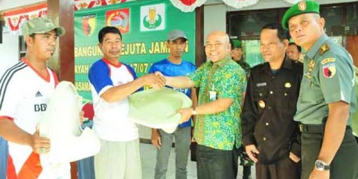 Sekper PT PG, Wahyudi, didampingi Dandim 0817 Gresik ketika menyerahkan bantuan jamban. foto: syuhud/BANGSAONLINE