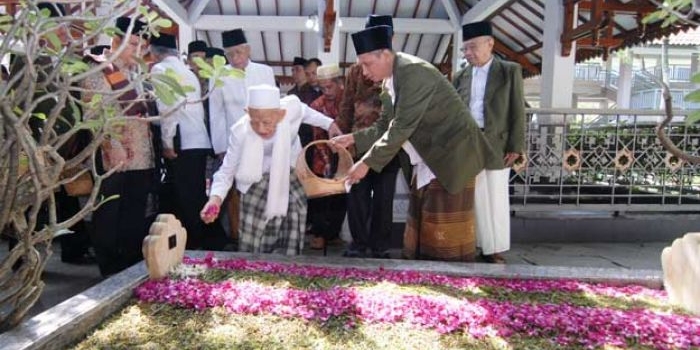 Para kiai saat berdoa dan tabur bunga di makam komplek Ponpes Tebuireng Jombang, Sabtu (18/3/2017). foto: Rony Suhartomo/ BANGSAONLINE